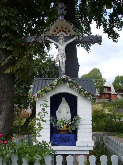 Kapliczka i krzyż - kliknij żeby powiększyć