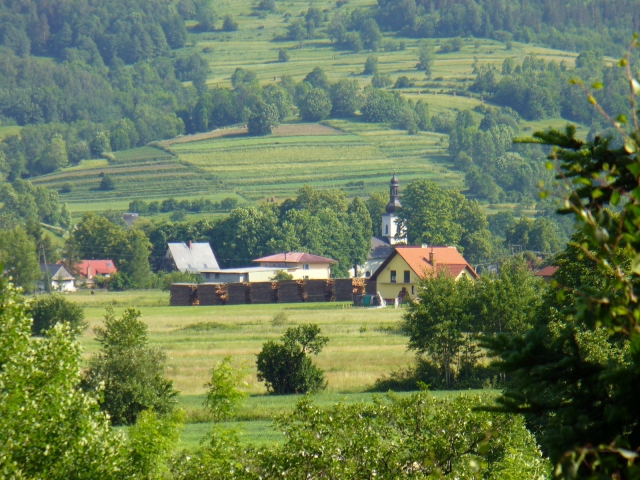 Kościł i wzgórza - kliknij żeby powiększyć