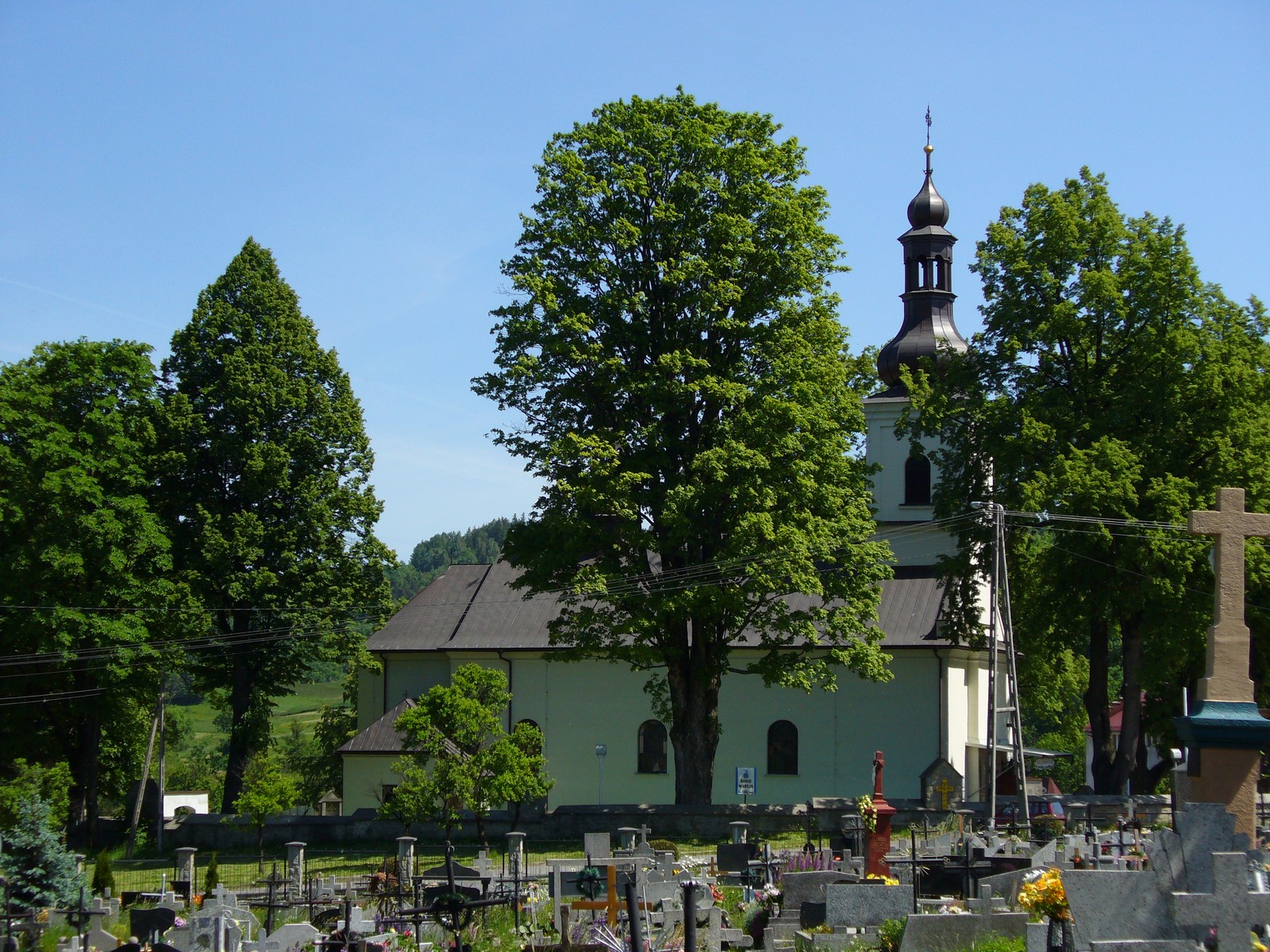 Kościół od strony cmentarza